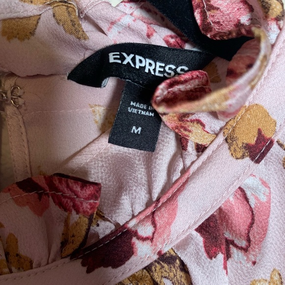 Express floral blouse with ruffles on cap sleeves. Size M. - Picture 2 of 8